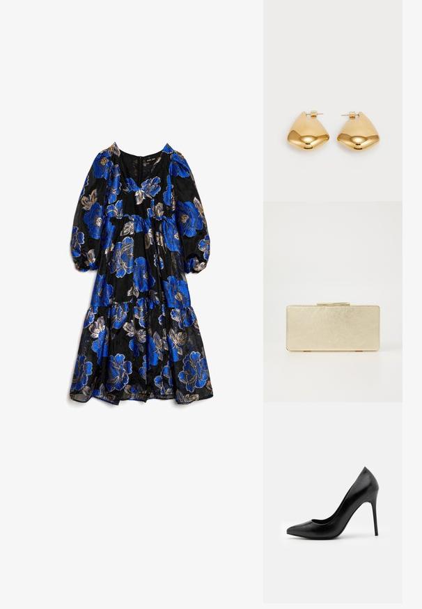 Čierne kvetinové šaty s veľkými modrými a zlatými kvetmi, nafúknutými rukávmi, výstrihom do V a viacvrstvovými volánmi na leme.; Čierne kožené vysoké podpätky s špicatou špičkou a hladkou textúrou. Obsahuje štíhly stiletto podpätok a nízku vamp dizajn.; Zlatá kabelka s hladkým metalickým povrchom, obdĺžnikového tvaru, s jednoduchým zapínaním na sponu. Žiadne viditeľné vzory ani dekorácie.; Náušnice z kovu v zlatej farbe s hladkým, zaobleným trojuholníkovým tvarom a dizajnom na zapichovanie; reflexný povrch s minimálnymi detailmi.