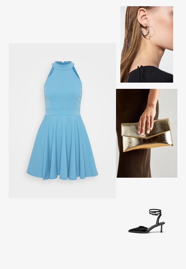 Lys blå uten ermers kjole med høy hals, tettsittende liv og svingende skjørt. Laget av jevnt stoff med en plissert design.; Sorte lærhæl med spids tå og ankelrem. Har et slankt design og en slank 5 cm hæl. Glat tekstur.; Gull metallisk clutch-veske med en glatt tekstur, som har en trekantet klaffelukking. Hånden som holder den har pent manikyrte negler.; Sølv ringøredob med en polert finish, med små gull detaljer og en rund form, båret på øreflippen.