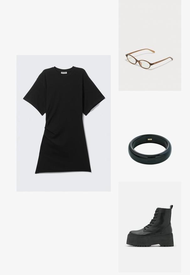 Abito in cotone nero a forma di t-shirt con scollatura rotonda, maniche corte, dettagli arricciati ai lati e orlo dritto. Texture liscia e design casual.; Stivaletti neri con suola platform spessa, realizzati in pelle liscia, con un design alla schiava e una linguetta sul retro.; Occhiali tortoiseshell marroni con lenti ovali, aste sottili e dettagli trasparenti. Presentano un logo sottile sulla tempia. Design elegante e leggero.; Bracciale in resina nera con superficie liscia e lucida e bordi arrotondati. Presenta un piccolo logo dorato "Pilgrim" all'interno.; Bracciale in resina nera con superficie liscia e lucida e bordi arrotondati. Presenta un piccolo logo dorato "Pilgrim" all'interno.