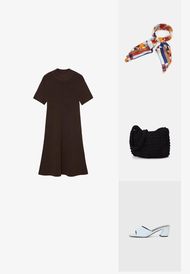 Hnedé pletené šaty s krátkymi rukávmi, okrúhlym výstrihom a rozšíreným strihom. Textúrovaná látka s prúžkovaným vzorom po celom povrchu.; Svetlomodré otvorené štýlové sandále na vysokom opätku s geometrickým dizajnom, s širokým pásom cez nohu a masívnym, ostrým opätkom.; Hodvábny šál s farebným kvetinovým a geometrickým vzorom v odtieňoch oranžovej, modrej, hnedej a krémovej. Trojuholníkové konce s hladkou textúrou.; Čierna látková taška s textúrovaným, prešívaným vzorom. Zaoblený tvar, krátke, hrubé rúčky a mäkká, flexibilná konštrukcia.