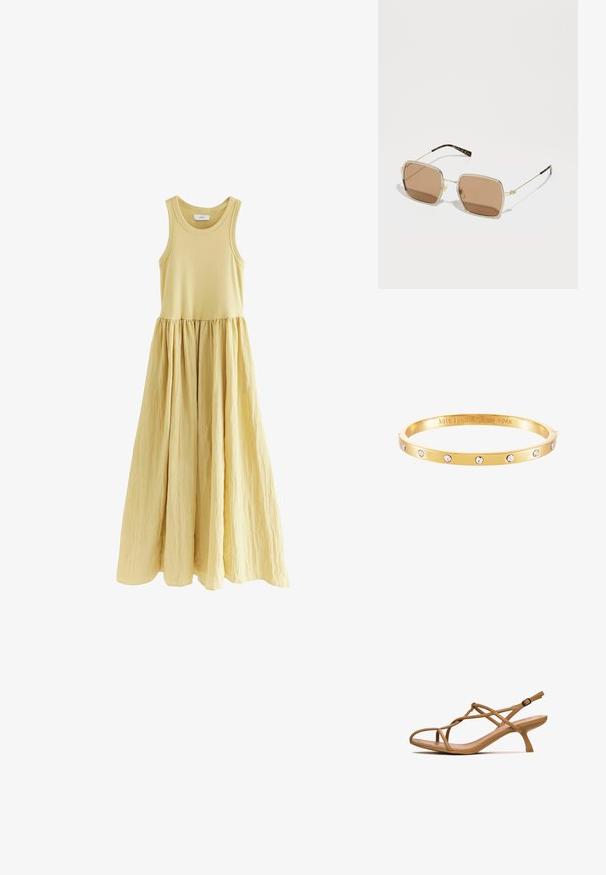 Abito lungo senza maniche di un giallo morbido. Top aderente con gonna a trapezio arricciata. Tessuto liscio con vita definita.; Sandalo strappy beige con punta a punta e tacco sottile. Realizzato in gomma con una texture liscia. Presenta cinghie incrociate e una fibbia alla caviglia regolabile.; Occhiali da sole in metallo dorato con forma quadrata, lenti color marrone, e sottili accenti verdi e rossi sulla montatura. Bracci sottili e eleganti.; Bracciale rigido in tonalità oro presenta una finitura liscia e sette strass trasparenti distribuiti uniformemente lungo la banda. Logo inciso all'interno.