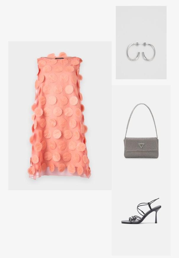 Roosa ilma varrukateta kleit, millel on tekstuuriga overlay laineliste kangaringide kujul, luues kolmemõõtmelise efekti. Sile viimistlus ja elav värv.; Mustad musta värvi kontsandaalid on varustatud peente rihmadega, millel on sõlmekujundus, siledad ruudukujulised varbad ja stiilne stilettokonts.; Helehall metallik handbags, millel on kett, kaunistatud väikeste ümmarguste metallist õmblustega ja kolmnurkse brändi logoga.; Hõbedast rõngaskõrvarõngad sileda ja läikiva pinnaga, kõveriku kujuga ning postitaksega sulgur. Minimalistlik disain kaasaegse viimistlusega.