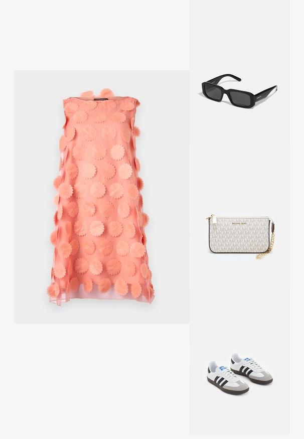 Rozā bezpiedurkņu kleita ar teksturētu pārklājumu no skalotu auduma apļiem, radot trīsdimensiju efektu. Gluda apdare ar dzīvīgu krāsu.; Sporta apavi ar balto ādas virsu, pelēku zamšādas purngalu un trim melnām svītrām. Iezīmē zilu logotipu uz mēles un teksturētu gumijas zoli.; Arnette THEKIDD UNISEX - Saulesbrilles - black; Michaela Korsa rokassomi bez̦ā īšojuma, kas izgatavota no apklāta kanvas, iekļaujot atkārtotu MK logotipa rakstu, zelta aparatūru un noņemamu ķēdes siksnu.