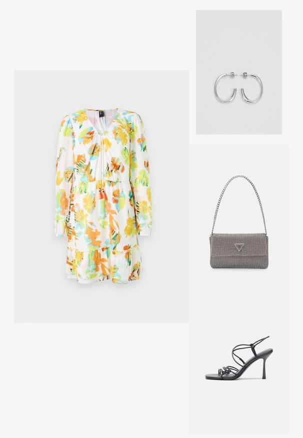 Robe florale avec une base blanche, présentant de grands motifs de feuilles orange, vertes et bleues. Manches longues, décolleté en V et détail de jupes à volants.; Des sandales noires à talons hauts avec des fines lanières au design noué, un bout carré lisse et un talon aiguille élégant.; Sac à main en métal gris clair avec une bandoulière en chaîne, orné de petits clous métalliques ronds et d'un logo de marque triangulaire.; Boucles d'oreilles en argent avec une finition lisse et brillante. Forme arrondie, conception légère, avec un fermoir à tige.