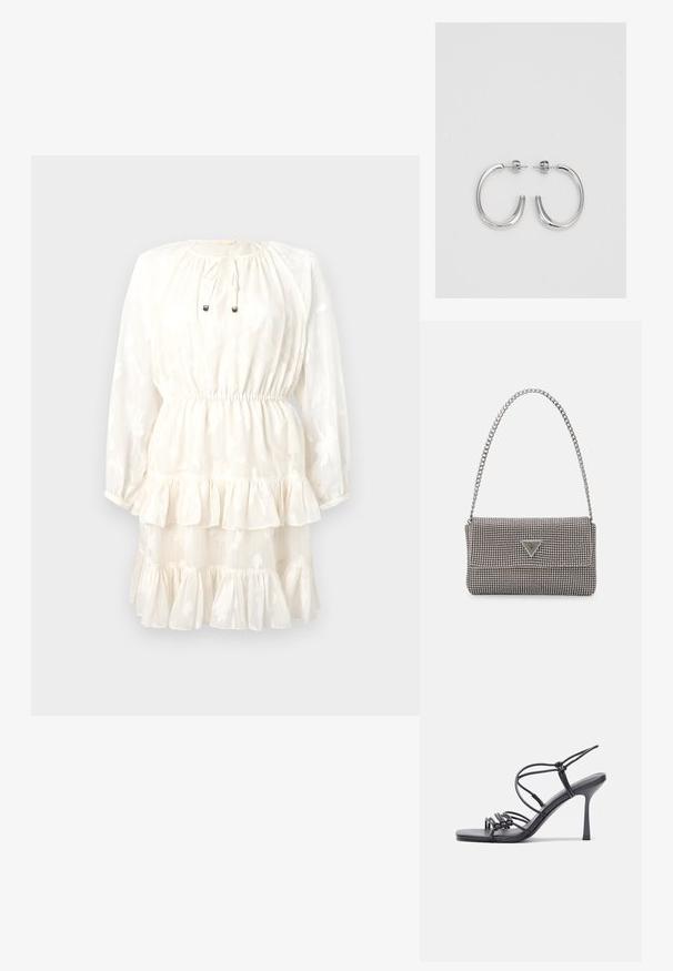 Biele šaty s dlhými rukávmi, okrúhlym výstrihom, viazaním a vrstveným volánovým lemom. Kvetinový vzor embosovaný na textúrovanej tkanine.; Čierne sandále na vysokom podpätku majú tenké remienky s uzlovým dizajnom, hladký štvorcový špičku a elegantný stiletto podpätok.; Svetlošedá metalická kabelka s reťazovým popruhom, ozdobená malými kruhovými kovovými štítkami a trojuholníkovým logom značky.; Strieborné kruhové náušnice s hladkým a lesklým povrchom. Okrúhly tvar, ľahký dizajn, s uzáverom na kolík.