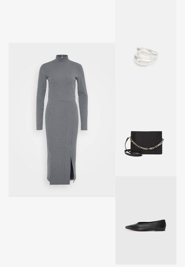 Siva rebrasta obleka z visokim ovratnikom in dolgimi rokavi, ki ima stranski razporek za lažje gibanje in prilegajočo silhueto.; Črne usnjene balerinke, koničast toe, minimalističen dizajn, gladka tekstura, nizka peta, brez vidnih kovinskih delov ali okraskov.; Črna usnjena torba čez ramo z gladko teksturo, pravokotno obliko in kovinskim verižnim detajlom spredaj. Vključena je nastavljiva naramnica.; Srebrn dvojni prstan z gladko, polirano površino. Ima tekoč, ukrivljen dizajn z prekrivajočimi se sekcijami za sodoben videz.