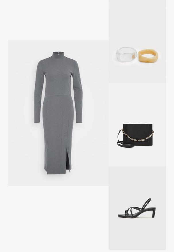 Szürke bordázott ruha magas nyakkal és hosszú ujjakkal, oldalsó hasítékkal a könnyű mozgás érdekében, valamint testhezálló fazonnal.; Fekete pántos szandál négyzetes orral és alacsony blokk sarkal. Több vékony pánttal és állítható boka pánttal rendelkezik. Sima bőrből készült.; Fekete bőr keresztpántos táska, sima textúrával, téglalap alakú és fém lánc részlettel az elején. Állítható pánttal ellátva.; Tiszta és borostyán színű gyanta gyűrűk, az egyik sima és átlátszó, a másik texturált, borostyán bevonattal rendelkezik. Mindkettő kerek, tömör formatervezésű.