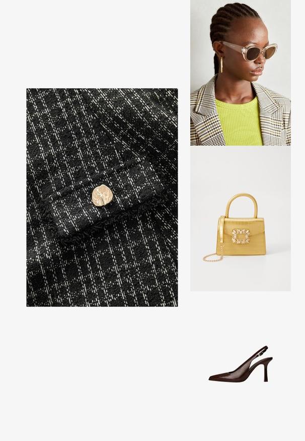 Černobílá strukturovaná tkanina s kostkovaným vzorem, s akcentem zlatého kovového knoflíku na přední straně. Měkký, tkaný materiál.; Hnědá kožená lodička na tenkém podpatku se špičatou špičkou. Má malou ozdobnou přezku na pásku a lesklý povrch.; Průhledné sluneční brýle ve stylu kočičích očí se hnědými skly a průhlednými rámy. Modelka má na sobě zelený žebrovaný top a károvaný blazer. Zlacené kruhové náušnice.; Žlutá kabelka z umělé krokodýlí kůže se strukturovaným designem, horním uchopem, odnímatelným řetízkovým popruhem a dekoračním krystalovým zdobením na zapínání.