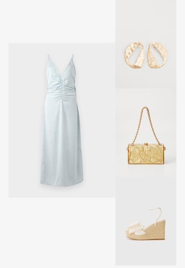 Šviesiai mėlynas be rankovių suknelė su giliu V formos iškirpimu ir susirinkimu liemens srityje. Lygus paviršius, grindis siekiantis dizainas.; Kampanėlės sandalai su natūralaus jute platforma, kreminės spalvos audinio viršumi ir dviem sluoksniais gėlių akcentų; turi ploną kulkšnies dirželį su sagtimi.; Auksinė susiraičiusio tekstūros rankinė, turinti stačiakampį formą, su grandinėlės petneša ir užsegimu viršuje. Lygus, blizgus paviršius.; Nedidelis nereguliarus ovalo formos aukso tono metalinių auskarų pora su tekstūruota, šiek tiek kalta paviršiumi ant balto fono.