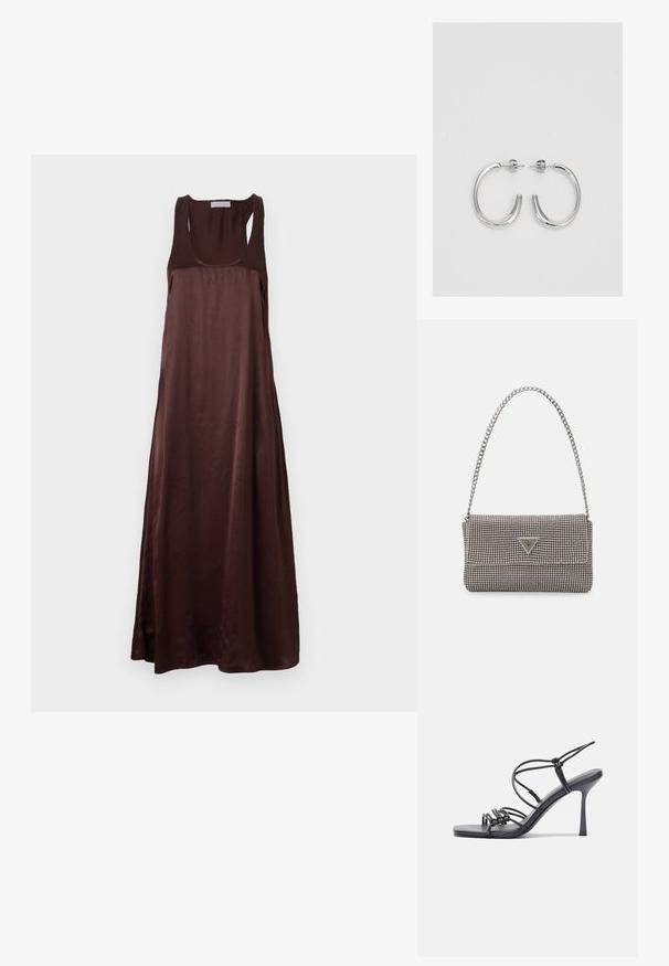 Barna, ujjatlann maxi ruha sima anyagból, kerek nyakkivágással és laza siluettel, oldalsó hasítékkal a könnyebb mozgás érdekében.; Fekete magas sarkú szandálok vékony pántokkal, csomózott mintával, sima négyzetes orral és karcsú stiletto sarkal rendelkeznek.; Világosszürke fémes kézitáska lánc pánttal, kis kör alakú fém kifinomult díszítéssel és háromszög alakú márkagéppel.; Ezüst karika fülbevalók sima, fényes felülettel. Lekerekített forma, könnyű kialakítással, tűs zárómechanizmussal.