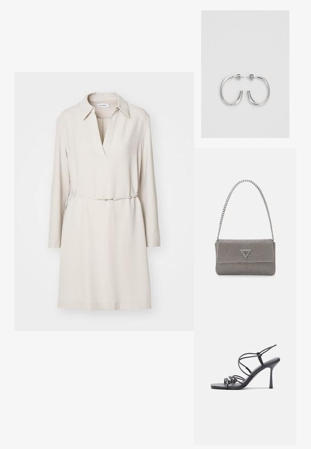 Calvin Klein STRUCTURE - Robe de jour - sand pebble; Des sandales noires à talons hauts avec des fines lanières au design noué, un bout carré lisse et un talon aiguille élégant.; Sac à main en métal gris clair avec une bandoulière en chaîne, orné de petits clous métalliques ronds et d'un logo de marque triangulaire.; Boucles d'oreilles créoles en argent avec une surface lisse et brillante, présentant une forme incurvée et une fermeture à tige. Design minimaliste avec une finition moderne.