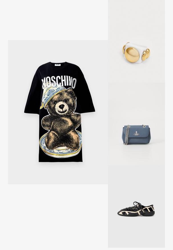 Črna oversize majica s povečano grafiko medveda na krožniku z modrim okrasnim robom. "Moschino" natisnjeno v velikih belih črkah nad grafiko.; Črne in kremne atletske copate z teksturiranim zgornjim delom, ki vsebuje izrezljane oblikoval, vezalke in rebrast podplat za oprijem.; Modra textured umetna usnjena torbica z srebrno verigo in logotipom na sprednji strani. Zapiranje na sponko z obstojno zasnovo.; Beli prstan z gladko površino in velikim zlatim krožnim poudarkom ter tremi manjšimi zlatimi kroglicami na eni strani. Gladka tekstura.