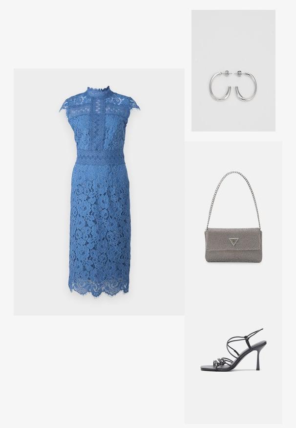 Sininen pitsimekko, jossa on korkea kaula-aukko, olkaimeton hihansuu, kukkakuviot ja aaltoileva helmalinja. Korostetut yksityiskohtaiset pitsit.; Mustat korkokengät sandaalit, joissa on ohuet hihnat solmittuna, sileä neliön muotoinen varvasosa ja tyylikäs stiletto-korko.; Vaalea harmaa metallinen käsilaukku, jossa on ketjusanka. Laukku on koristeltu pienillä pyöreillä metallikoruilla ja kolmion muotoisella brändilogolla.; Hopehopeet hopehopeet hopehopeet hopehopeet, jolla on sileä, kiiltävä pinta. Pyöreä muoto, kevyt rakenne, jossa on neulakiinnitys.