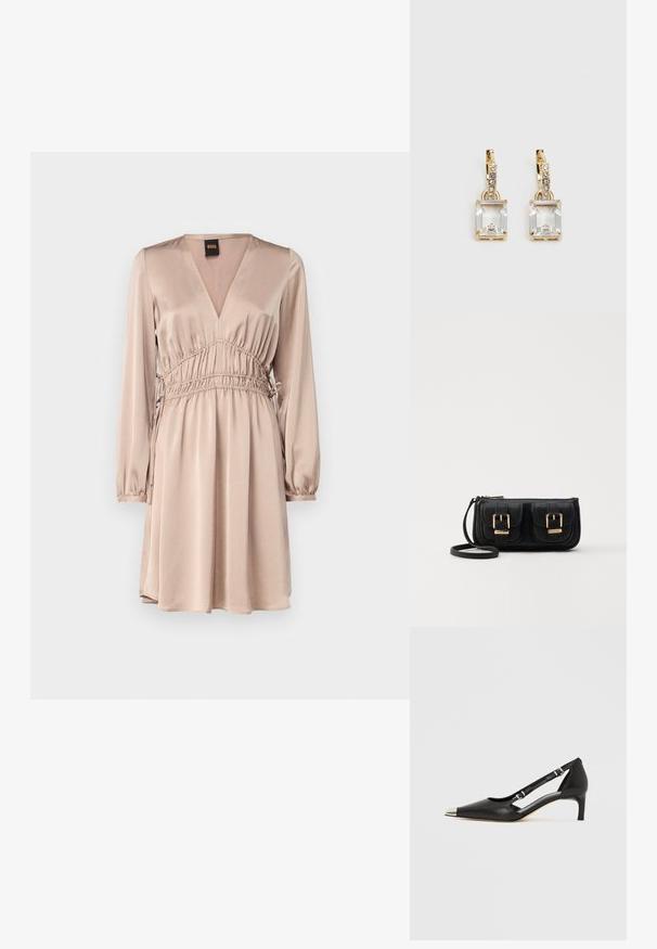 Šviesiai pasirinkta satino suknelė, turinti gilią V formos iškirptę, ilgus rankovėmis su elastingomis apyrankėmis, ir susiraukšlėjusią juosmenį su raišteliais.; Juodos odos bateliai su žemu kulniuku, smailiu sidabro spalvos pirštinės gaubtu ir dvigubais dirželiais, ant balto fono.; Juodas odinis per petį nešiojamas krepšys su dviem priekiniais kišenėmis, auksiniais sagtimis, užtrauktuko uždarymu ir siauromis petnešomis. Textūruota paviršius ir kompaktiškas stačiakampis formatas.; Auksinės spalvos auskarai, kuriuose yra stačiakampis, skaidrus kristalas, kabantis po eile mažų, apvalių skaidrių akcentų. Šiuolaikiškas, modernus dizainas.