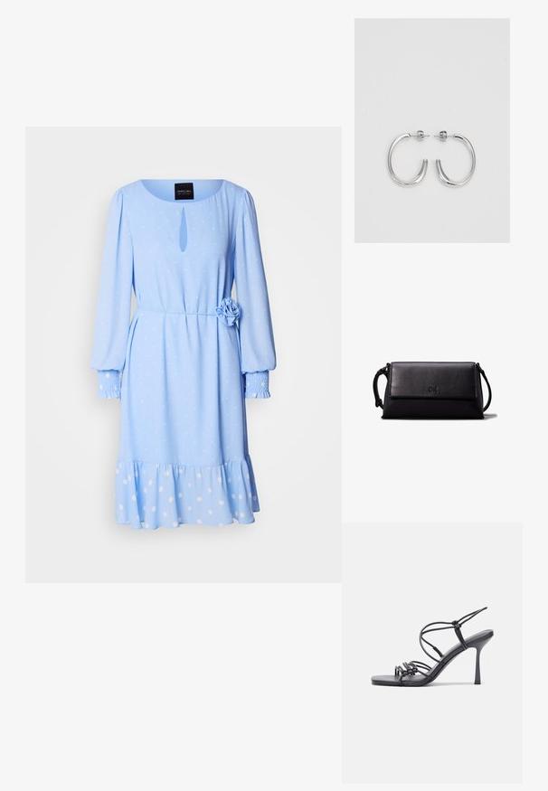 Svijetloplava haljina s okruglim izrezom, dugim rukavima, uzorkom točkica, detaljem u obliku ključa sprijeda i cvjetnim akcentom u struku.; Crne sandale na visokoj potpetici imaju tanke trake s čvorastim dizajnom, glatki kvadratni vrh i elegantnu stiletto petu.; Crna kožna torbica u obliku pravokutnika, glatke teksture, s ravnim preklopom i malom ručkom sa strane. Ima diskretni logo.; Srebro naušnice u obliku prstena s glatkom, sjajnom završnom obradom. Zaobljenog oblika, laganog dizajna, s kopčom na poleđini.