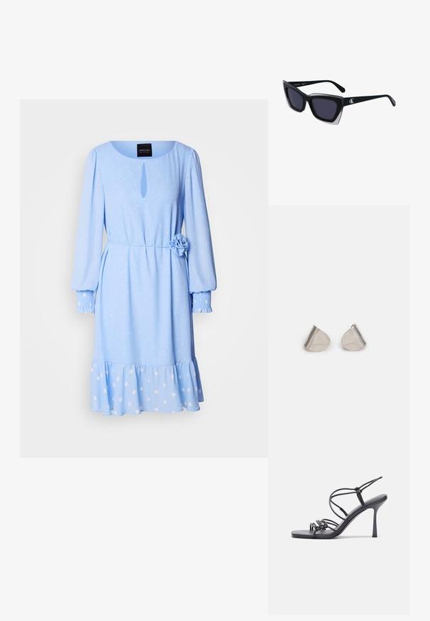 Helles blaues Kleid mit rundem Ausschnitt, langen Ärmeln, Polka-Dot-Muster, einem Schlüssellochdetail an der Vorderseite und einer Blumenakzent an der Taille.; Schwarze, hochhackige Sandalen mit dünnen Riemen und einem geknoteten Design, einer glatten, rechteckigen Zehenpartie und einem eleganten Stiletto-Absatz.; Schwarze übergroße Sonnenbrille mit geometrischer Form, ausgestattet mit dunklen Gläsern und einem kontrastierenden grauen Detail im Rahmen. Logo am Bügel.; Silberne Metalohrringe mit einer glatten, tröpfchenförmigen Form und einer polierten Oberfläche. Subtile Gravuren fügen Details hinzu. Minimalistisches Design.