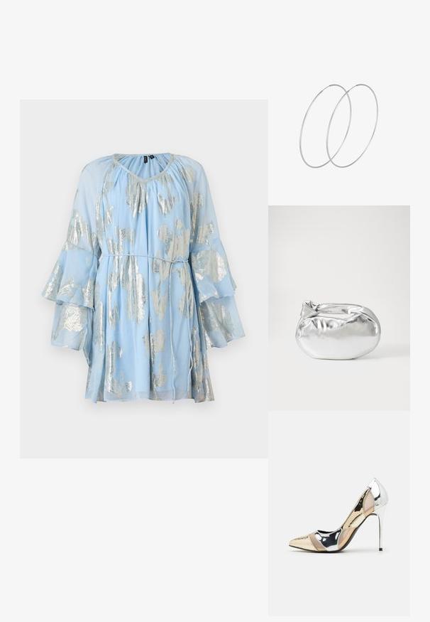 Ljusblå klänning med glänsande silverbladsmönster, långa utsvängda ärmar och en samlad halsringning. Tillverkad av lätt, genomskinlig tyg.; Spetsig tå högklackad sko med en färgpalett av silver, guld och nude. Glansig yta med utskärningsdesign, utrustad med en stilettklack.; Silverfärgad metallisk påse med en mjuk, rundad form och en knutstängning upptill. Tillverkad av ett mjukt material i konstläder.; Silverfärgade hoopörhängen med en minimalistisk design. Cirkulär form, slät yta och tunn profil. Lätta med en polerad finish.