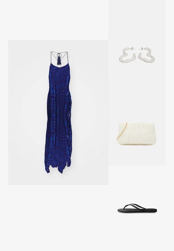 Rochie lungă, de culoare albastră închis, cu un model texturat de dungi zebra, având bretele subțiri și o ciucure decorativ la guler.; Încălțăminte tip flip-flop neagră cu o talpă din cauciuc texturat, două bretele subțiri și un detaliu discret, embosat cu logo pe bretea.; Geantă de mână albă texturată, cu un design strâns, având o curea de lanț aurie. Finisaj neted cu valuri subtile și margini rotunjite.; Cercei din metal de culoare argintie, cu un design ondulat și abstract, împodobit cu cristale mici și strălucitoare. Închidere cu tijă sigură.