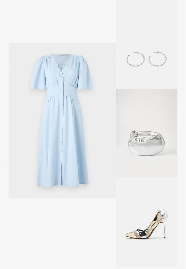 Svijetloplava haljina od pamuka, s V-izrezom, kratkim puf rukavima i prednjim kopčanjem na gumbe sa skupljenim strukom i raširenom suknjom.; Cipele s visokom potpeticom i špicastim vrhom u srebrnoj, zlatnoj i nude boji. Sjajan finiš s izrezbarenim dizajnom, s potpeticom u obliku stiletto.; Srebrna metalik torbica s mekim, zaobljenim oblikom i čvorastim zatvaranjem na vrhu. Izrađena od glatke sintetičke kože.; Srebrne naušnice s obručima i uvijenim dizajnom, s poliranim završetkom i pričvršćivanjem na stražnjoj strani. Mjere otprilike 3 cm u promjeru.