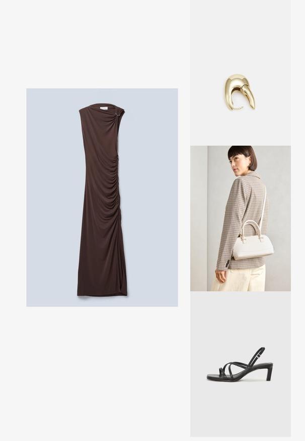 Smeđa, bezrukava maxi haljina napravljena od mekog materijala s drapiranim dizajnom i nabranim detaljem sa strane, koja ima nabran rameni detalj.; Crne sandale s trakama, kvadratnim prstom i niskom blok petom. Ima više tankih trakica i podesivu trakicu oko gležnja. Izrađene su od glatke kože.; Bijela strukturna torba s kratkim ručkama i remenom za rame, s zlatnim metalnim detaljima i teksturiranim materijalom, prikazana na sivoj pozadini.; Zlatne metalne naušnice s elegantnim, zakrivljenim dizajnom. Imaju karakterističan šiljast oblik, poliranu površinu i zatvaranje na šarku.