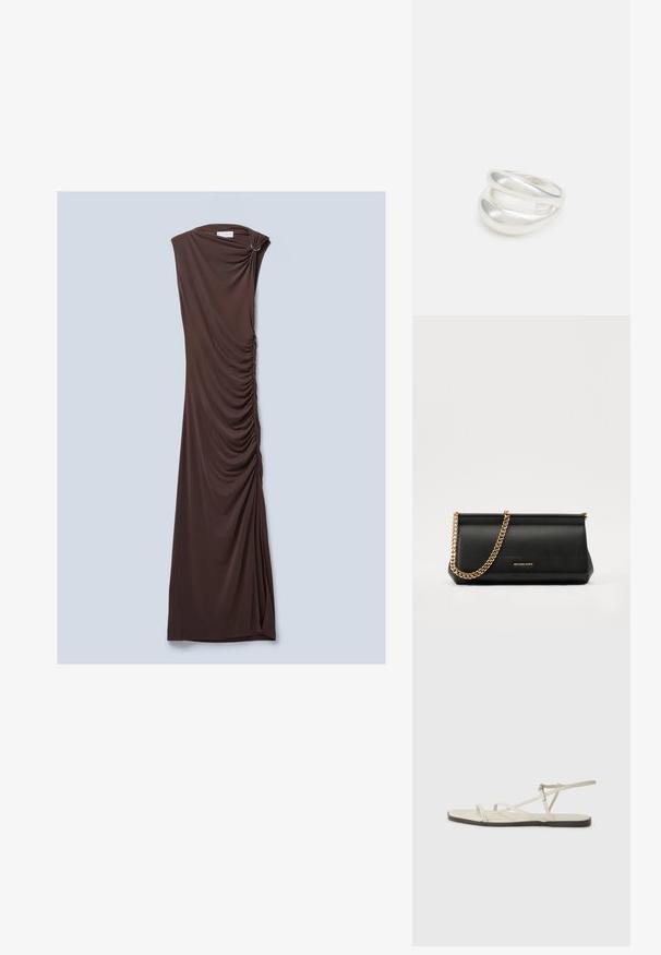 Ruda, be rankovių maksi suknelė, pagaminta iš minkštos medžiagos su drapiruotu dizainu ir susiraukšlėjimais šone, su plisuotu petimi.; Bežiniai plokšti sandalai su keliais lieknais dirželiais ir reguliuojamu užsegimu. Padas plokščias, su lengvu tamsiu kontrastu krašte.; Juodas odinis delninukas su auksine grandine, turintis lygų paviršių, stačiakampį išmatavimą ir įspaustą prekės ženklą priekyje.; Sidabrinis dvigubas žiedas su lygiu, poliruotu paviršiumi. Pasižymi sklandžiu, kreiptu dizainu su persipinančiomis dalimis, suteikiančiomis modernų išvaizdą.