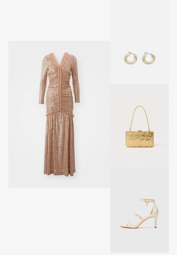 Lang, tætsiddende kjole lavet af palietstof i blød rosaguld. Har lange ærmer, rynkede detaljer og en dyb V-halsudskæring.; Beige høje hæle sandaler med tynd ankelrem og to øvre remme. Glanset lakfinish og guld hardware detalje på ankelremmen.; Gylden paliet pung i rektangulær form, med et snoet kædehåndtag og en metalspænde lukning, der reflekterer lys med en struktureret overflade.; Lauren Ralph Lauren BASIC SMALL HOOP - Øreringe - gold-coloured