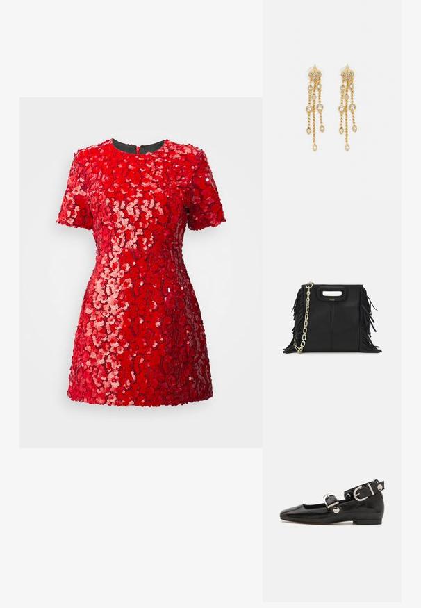 Piros flitteres ruha rövid ujjakkal, kerek nyakkivágással és testhezálló siluettel. A flitterek texturált virágmintát képeznek az egész felületen.; Fekete lakkbőr lapos cipő négyzet alakú orral, ezüst hardware-rel ellátott bokapánttal és lapos talppal. Simaságával és minimalista dizájnjával kiemelkedő.; Fekete bőr kézitáska, frufrus részletekkel, arany láncos vállpánttal és kivágott fogantyúval. Az elülső részen logó található.; Aranyszínű fülbevalók, több zuhanó lánccal, tiszta ovális strasszköves díszítéssel és dekoratív fülbevaló tetejével.