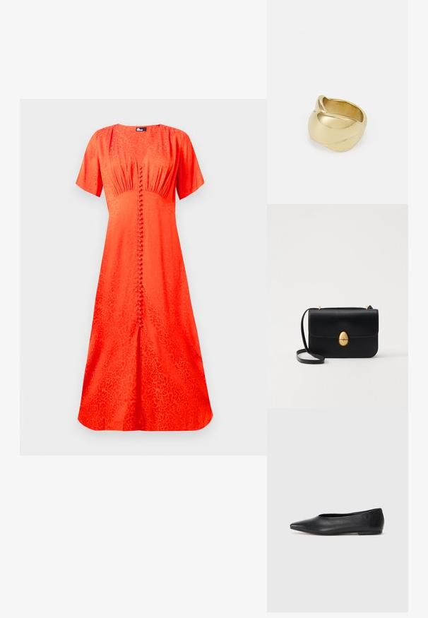 Leuchtend orange Kleid, kurze Ärmel, runder Ausschnitt, strukturierter Stoff mit floralem Muster, mit einer vorderen Knopfschließung und einer ausgestellten Silhouette.; Schwarze Leder-Balletschuhe, spitze Zehenform, minimalistische Gestaltung, glatte Textur, niedriger Absatz, keine sichtbaren Beschläge oder Verzierungen.; Schwarze Lederhandtasche mit strukturierter rechteckiger Form. Verfügt über einen goldenen ovalen Verschluss und einen dünnen Schulterriemen. Glatte Textur.; Schwarze Lederhandtasche mit strukturierter rechteckiger Form. Verfügt über einen goldenen ovalen Verschluss und einen dünnen Schulterriemen. Glatte Textur.; Schwarze Lederhandtasche mit strukturierter rechteckiger Form. Verfügt über einen goldenen ovalen Verschluss und einen dünnen Schulterriemen. Glatte Textur.; Goldfarbener Ring mit einem glatten, gedrehten Design. Er verfügt über eine polierte Oberfläche und abgerundete Kanten, die eine nahtlose, fließende Form erzeugen.