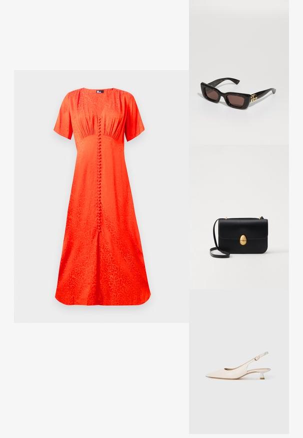 Jasnopomarańczowa sukienka, krótki rękaw, okrągły dekolt, teksturowany materiał z kwiatowym wzorem, z zapięciem na guziki z przodu i rozkloszowanym krojem.; Kremowy, spiczasty but na odkrytej pięcie z niskim obcasem w kształcie kociego pazura i złotym klamrą na jednolitym białym tle.; Czarne okulary przeciwsłoneczne w kolorze tortoise z prostokątnymi soczewkami, brązowym zabarwieniem, grubą oprawką i złotym logo podwójnego G na zauszniku.; Czarna skórzana torba na ramię o strukturalnym prostokątnym kształcie. Posiada złoty owalny zamek i cienki pasek na ramię. Gładka faktura.