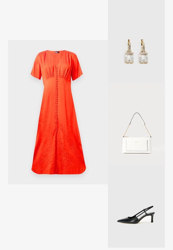 Lys oransjefarget kjole, korte ermer, rund utringing, strukturert stoff med blomstermønster, med frontknapplukking og utsvingt silhuett.; Sorte patent slingback hæl med spids tå, featuring tekstureret slangeskind, justerbar rem og en kort, tekstureret blokhæl.; Hvit lærveske med teksturert overflate, utstyrt med gullkjede for å bære over skulderen og svarte detaljer. Inkluderer en frontlomme og glidelås.; Gullfargede øreringer med en rektangulær, klar krystall som henger under en rad av små, runde klare akenter. Elegante, moderne design.