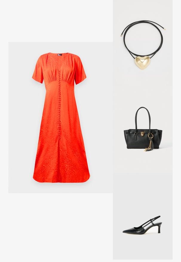 Heldere oranje jurk, korte mouwen, ronde halslijn, gestructureerde stof met een bloemenpatroon, voorzien van een sluiting met knopen aan de voorkant en een uitlopende snit.; Zwart patent slingback hak met een spitse neus, voorzien van een gestructureerde slangenprint, verstelbare band en een korte, gestructureerde blokhak.; Zwarte leren handtas met dubbele handgrepen, gouden slot en kettingdetail, en zwart-witte franjer accent tegen een witte achtergrond.; Zwarte gevlochten koordketting met een gepolijste gouden hartbedel met zachte lijnen en een glanzende afwerking.