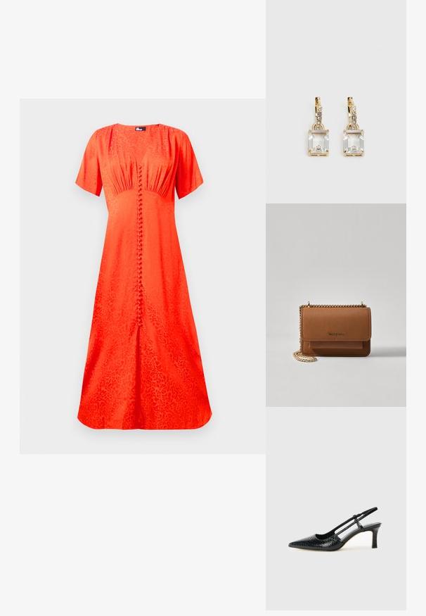Jasnopomarańczowa sukienka, krótki rękaw, okrągły dekolt, teksturowany materiał z kwiatowym wzorem, z zapięciem na guziki z przodu i rozkloszowanym krojem.; Czarne lakierowane czółenka na obcasie typu slingback z wąskim noskiem, z teksturowanym wzorem wężowym, regulowanym paskiem oraz krótkim, teksturowanym obcasem w kształcie słupka.; Brązowa skórzana torba na ramię z teksturą, z złotym łańcuszkiem i zapięciem na klapkę. Z przodu znajduje się detal z logo oraz kieszeń pod klapką.; Złote kolczyki z prostokątnym, przezroczystym kryształem zwisającym poniżej rzędu małych, okrągłych, przezroczystych akcentów. Elegancki, nowoczesny design.