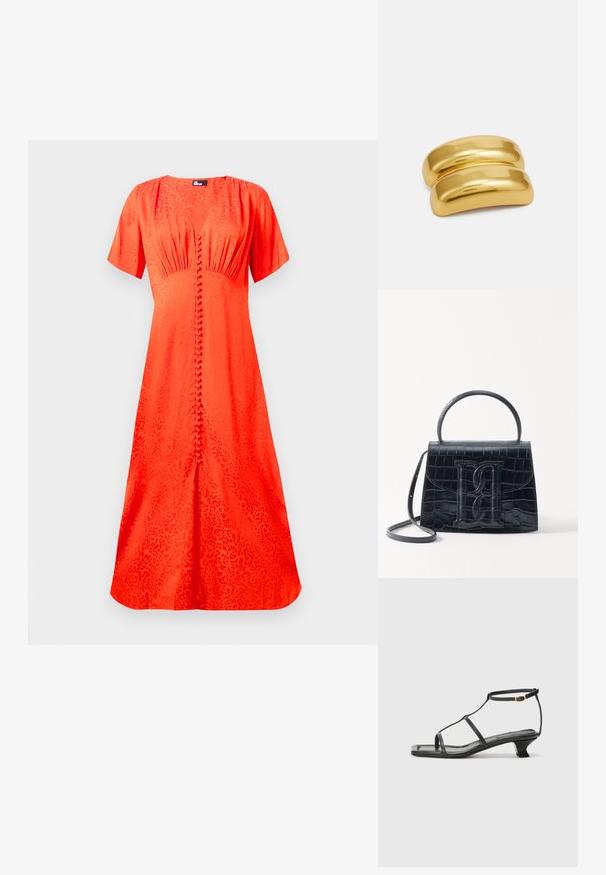 Abito arancione brillante, maniche corte, scollatura rotonda, tessuto testurizzato con un motivo floreale, dotato di chiusura frontale a bottoni e una silhouette svasata.; Sandalo in pelle nera con punta quadrata, cinturini sottili, cinturino alla caviglia regolabile e tacco basso. Presenta un piccolo accento dorato sul cinturino.; Borsa in pelle nera con incisione a forma di coccodrillo, dal design strutturato, dotata di manico superiore, tracolla regolabile e un evidente dettaglio logo frontale.; Fermaglio per capelli in metallo dorato con un design liscio e arrotondato. La superficie è riflettente, caratterizzata da una forma curva unita senza ulteriori decorazioni.