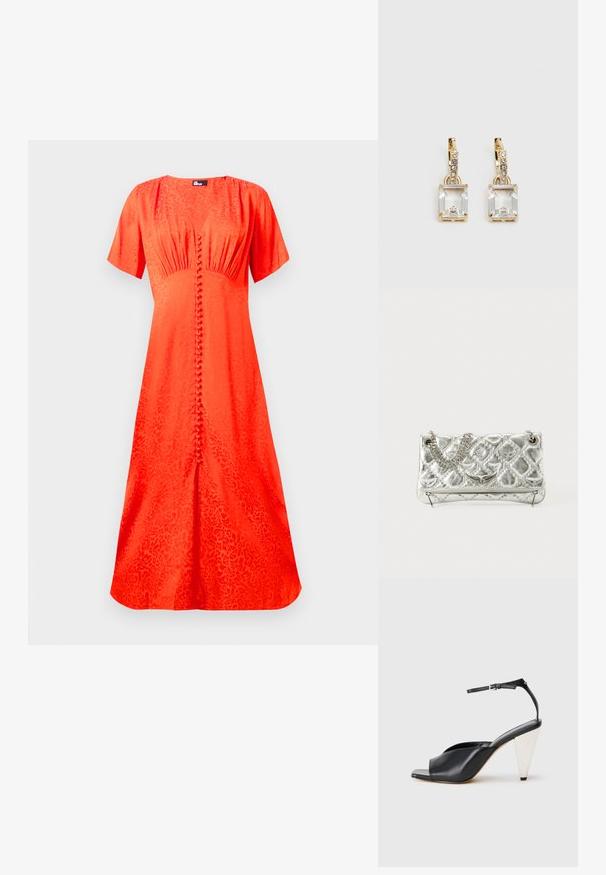 Lys orange kjole, korte ærmer, rund halsudskæring, tekstureret stof med blomsterdesign, med en frontknaplukning og en udvidet silhuet.; Sort læder højhælede sandaler med åben tå, asymmetrisk design, ankelrem og en metallisk kegleformet hæl. Glat tekstur hele vejen igennem.; Sølvmetallic håndtaske med kædehåndtag, quiltet tekstur, dekorativ syning og lynlås lukning. Har prægede detaljer på forsiden.; Guldtonede øreringe med et rektangulært, klart krystal, der hænger under en række af små, runde klare accenter. Elegant, moderne design.