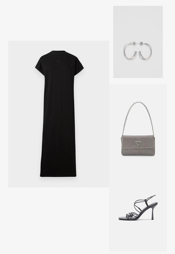 Črna obleka iz mehkega blaga, ki ima kratke rokave, okroglo izreznico in ravno maxi silhueto. Diskretna podrobnost z logotipom blizu vratu.; Črne visoke sandale na peto imajo tanke naramnice z vozlom, gladek kvadratni toe in eleganten stiletto peto.; Svetlo siva kovinska torbica z verižnim ročajem, okrašena z majhnimi okroglimi kovinskimi bleščicami in trikotnim logotipom blagovne znamke.; Srebrne obročaste uhane z gladko, sijočo površino. Zaobljena oblika, lahka zasnova, z zapiranjem na zatič.