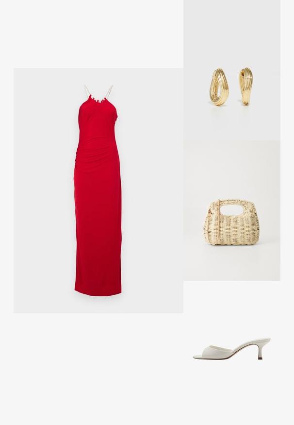 Hervé Léger THE GENEVIEVE GOWN - Maxi šaty - cardinal; Biele sandále na vysokom podpätku otvorené na špičke s hladkým povrchom, minimalistickým dizajnom a štíhlym podpätkom, s jemným hnedým akcentom na podrážke.; Tkaná slamenná taška svetloslabej farby s okrúhlym telom, otvoreným vrchom a odnímateľným popruhom. Výrazná textúra a zložitý vzor tkania.; Náušnice v zlatej farbe vo forme kruhu s točiacim sa dizajnom, s drážkovanou textúrou a hladkým povrchom. Ľahká a prázdna konštrukcia.