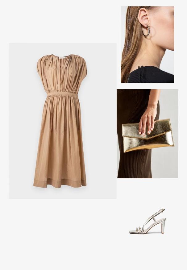 Bruine katoenen jurk met een geplooid lijfje, korte mouwen, elastische tailleband en een vloeiende midi-lengte rok. Glad textuur; minimalistisch ontwerp.; Metallisch zilveren hoge hak sandaal met een open teen, voorzien van drie dunne banden over de voet en een enkelband met een gesp.; Gouden metallic clutchbag met een gladde textuur, voorzien van een driehoekige klep sluiting. De hand die het vasthoudt heeft netjes manicured nagels.; Zilveren oorbel met een gepolijste afwerking, met kleine gouden accentdetails en een ronde vorm, gedragen op de oorlel.