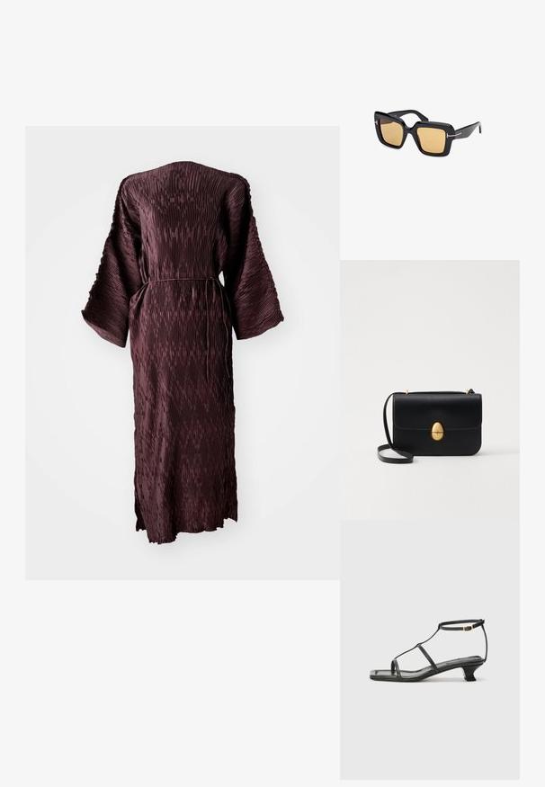 Dlhý rukáv, textúrované tmavočervené šaty so širokými rukávmi a tenkým pásom v páse, vystavené na bielom pozadí.; Čierna kožená sandála so štvorcovou špičkou, tenkými popruhmi, nastaviteľným pásikom okolo členka a nízkym podpätkom. Obsahuje malý zlatý akcent na popruhu.; Čierne oversized slnečné okuliare so štvrtcovými rámami, hnedými tónovanými sklami, minimálnymi kovovými akcentmi a mierne hrubšími stranami.; Čierna kožená kabelka so štruktúrovaným obdĺžnikovým tvarom. Obsahuje zlaté oválne zapínanie a tenký ramenný popruh. Hladká textura.
