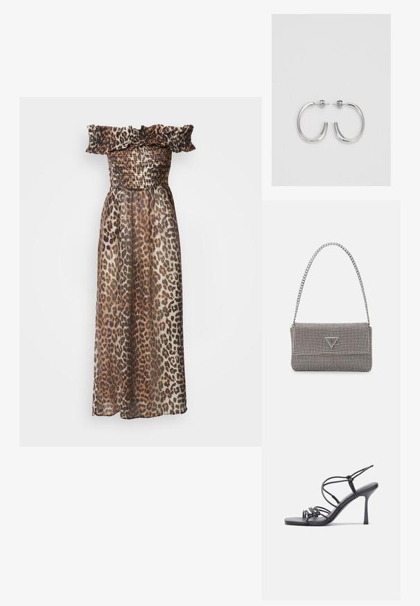 Maxikleid mit Leopardenmuster, schulterfreiem, rüschem Ausschnitt, gerafftem Oberteil und leichtem, transparentem Stoff. Erdtöne dominieren das Muster.; Schwarze, hochhackige Sandalen mit dünnen Riemen und einem geknoteten Design, einer glatten, rechteckigen Zehenpartie und einem eleganten Stiletto-Absatz.; Hellegraue metallische Handtasche mit einer Kettenriemen, verziert mit kleinen kreisförmigen metallic Nieten und einem dreieckigen Markenlogo.; Silberne Creolen mit einer glatten, glänzenden Oberfläche. Abgerundete Form, leichtes Design, mit einer Steckverschluss.