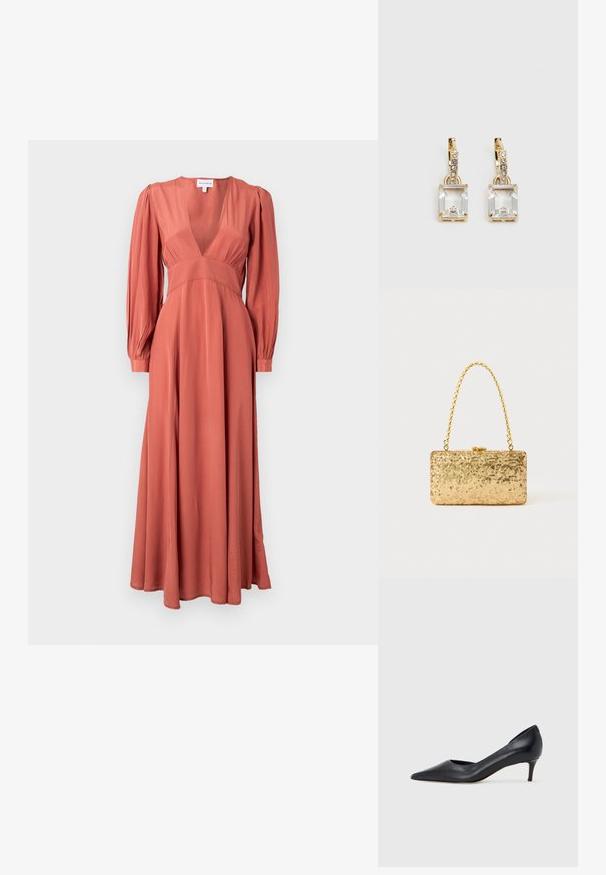 Vestido maxi em tecido terracota, apresentando um decote em V profundo, mangas longas e uma silhueta em A com um acabamento suave e sem padrões visíveis.; Sapato de salto alto preto em pele com bico fino e salto baixo. Apresenta uma textura suave e brilho subtil. Corte aberto na parte da frente para um detalhe adicional.; Clutch dourada em lantejoulas com formato retangular, apresentando uma alça de corrente torcida e um fecho de metal, refletindo a luz com um acabamento texturizado.; Brincos em tom de ouro com um cristal retangular claro pendurado abaixo de uma linha de pequenos acentos redondos claros. Design elegante e moderno.
