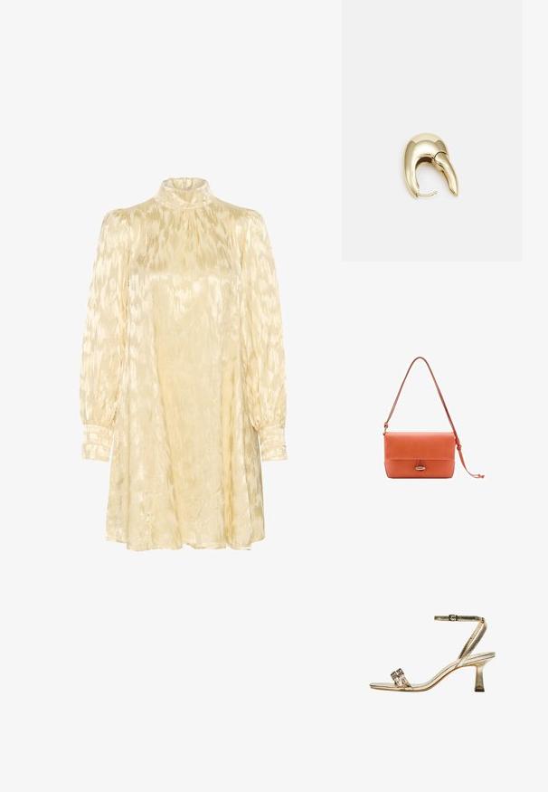 Gestuz DALILA - Koktailové šaty/večierkové šaty - butter yellow; Zlaté kovové sandále na vysokom podpätku s popruhom okolo členka, dvoma úzkymi prednými pásmi a blokovým podpätkom. Obsahuje dekoračné ozdoby.; Korálová kožená kabelka s klopou, nastaviteľným popruhom na rameno a stredovým akcentom z strieborného kovu. Hladká textúra.; Náušnice z kovu v zlatej farbe s elegantným, zakriveným dizajnom. Majú charakteristický špicatý tvar, leštený povrch a uzáver na pánt.