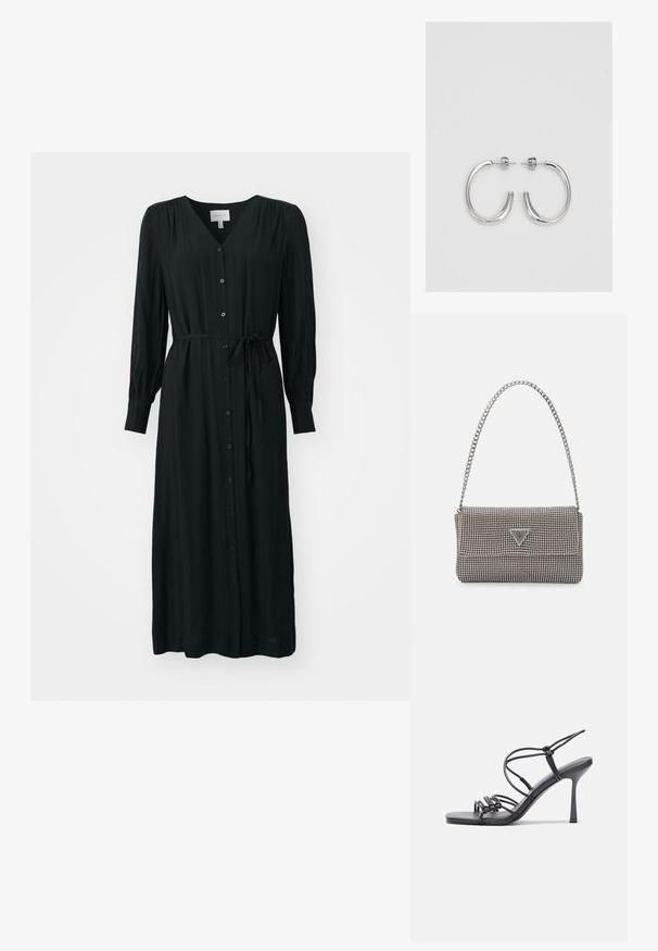 Svart klänning med lång ärm i lätt material, med v-ringning, knapprad framtill och en knytning i midjan, samt en något texturerad yta.; Svarta högklackade sandaler har tunna remmar med en knuten design, en slät fyrkantig tå och en smal stilettklack.; Ljusgrå metallisk handväska med kedjestropp, prydd med små cirkulära metallnitar och en triangulär logotyp.; Silver hoopsörhängen med en slät, glänsande yta, med en böjd form och post-stängning. Minimalistisk design med en modern finish.
