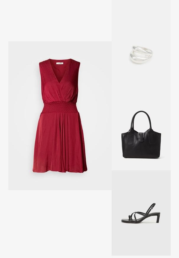 Červené šaty bez rukávov s hlbokým výstrihom do V, gumičkovým pásom a splývavou sukňou. Mäkko, ľahký materiál s jemnou textúrou.; Čierne sandále na vysokom podpätku so štvorcovou špičkou a nízkym blokovým podpätkom. Obsahujú viacero tenkých popruhov a nastaviteľný členkový popruh. Vyrobené z hladkej kože.; Čierna kožená taška s hladkou textúrou, štruktúrovaným tvarom, dvoma uchami a výrazným strieborným prackovým detailom na prednej strane.; Strieborný prsteň s dvojitým pásikom s hladkým, lesklým povrchom. Má plynulý, zakrivený dizajn s prekryvajúcimi sa časťami pre moderný vzhľad.