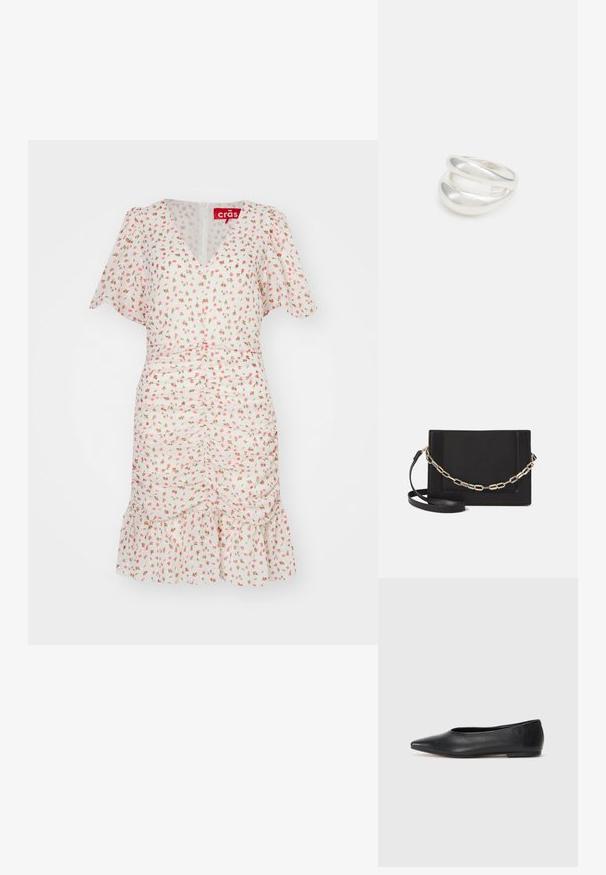 Blommig klänning med korta volangärmar, V-ringning, rosa blommönster på vit tyg, sammanknuten midja och volangkant. Dragkedja i ryggen.; Svart läderballetflat, spetsig tå, minimalistisk design, slät textur, låg klack, ingen synlig hårdvara eller utsmyckningar.; Svart läder crossbody-väska med en slät yta, rektangulär form och metallickedjedetalj på framsidan. Justerbar rem ingår.; Silver ring med dubbel band och en slät, polerad yta. Har en flödande, böjd design med överlappande sektioner för en modern stil.