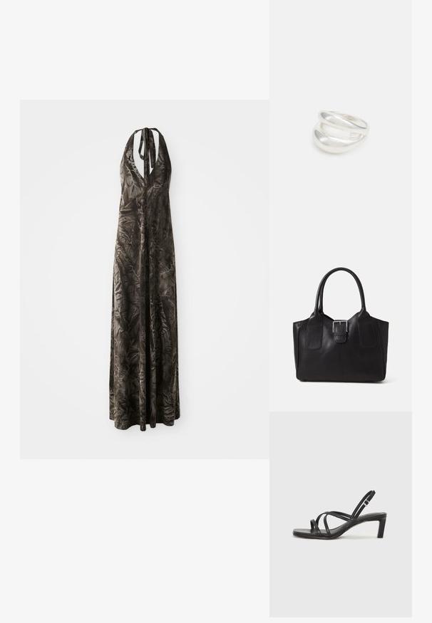 Lang, mørkegrå halterneck-kjole i blødt, krøllet stof med en dyb V-udskæring og justerbare stropper, der flyder ned til anklerne.; Sort remsandale med firkantet tå og en lav blokeret hæl. Har flere tynde stropper og en justerbar ankelrem. Fremstillet af glat læder.; Sort læder tote taske med glat tekstur, struktureret form, to håndtag og en fremtrædende sølvspænde detalje på forsiden.; Sølvring med dobbeltbånd og en glat, poleret overflade. Den har et flydende, buet design med overlappende sektioner for et moderne udtryk.