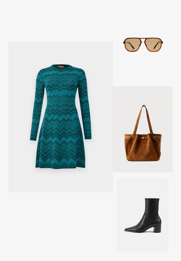 Trikotu dress v barvě teal s chevron vzorem, s dlouhými rukávy a kulatým výstřihem. Má přiléhavý korzet a rozšířenou sukni.; Černé kožené kotníkové boty s hladkým povrchem, špičatou špičkou, blokovým podpatkem a výrazným vyvýšeným šitím na horním okraji.; Hnědé osmiúhelníkové sluneční brýle s průhledným jantarem rámem a hnědými skly. Mají kovový akcent na můstku a štíhlé nožičky.; Hnědá semišová taška s dvojitými uchy, páskem na knoflíkovém uzávěru a uvolněným, mírně pokleslým tvarem.