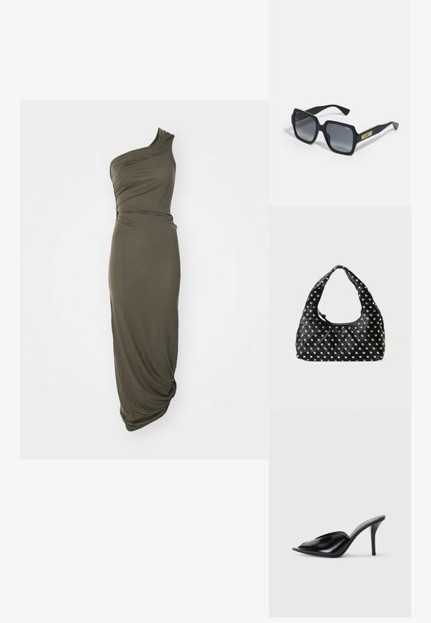 Egy vállra eső, olíva zöld, puha anyagból készült ruha, drapált kialakítással és megkötött részletekkel a csípőn, amely légies sziluettet teremten.; Fekete bőr, nyitott orrú, hegyes kialakítású, sima textúrájú, és karcsú tűsarokkal rendelkező magassarkú mules.; Fekete négyzet alakú napszemüveg szürke átmenetes lencsékkel; diszkrét díszítések és sárga "MOSCHINO" feliratozás az szárán.; Fekete bőrtáska íves fogantyúval, fémpántokkal díszített mintával, amelyek egyenletesen oszlanak el a felületen. Cipzáras záródás.