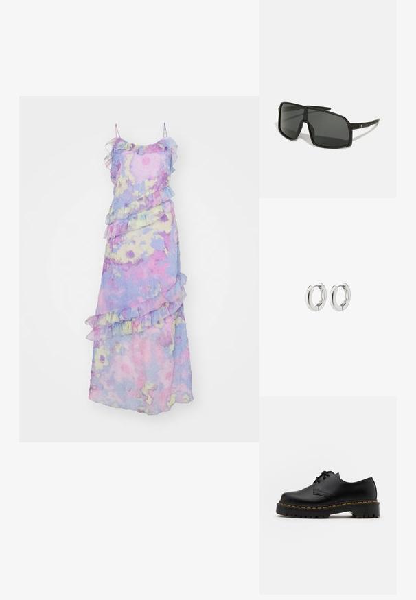 Cras DRESS - Maxi šaty - blue/pink; Černá kůže šněrovací boty s kulatou špičkou, texturovanou gumovou podrážkou a žlutým prošíváním kolem základny. Plný design a hladký povrch.; Černé sluneční brýle s velkým, hranatým rámem, tmavými skly a tenkými, elegantními rameny s malým logem na jedné straně.; Stříbrné kruhové náušnice s lesklým povrchem, které mají obdélníkový design a bezproblémové závěsy, vykazující hladký povrch.