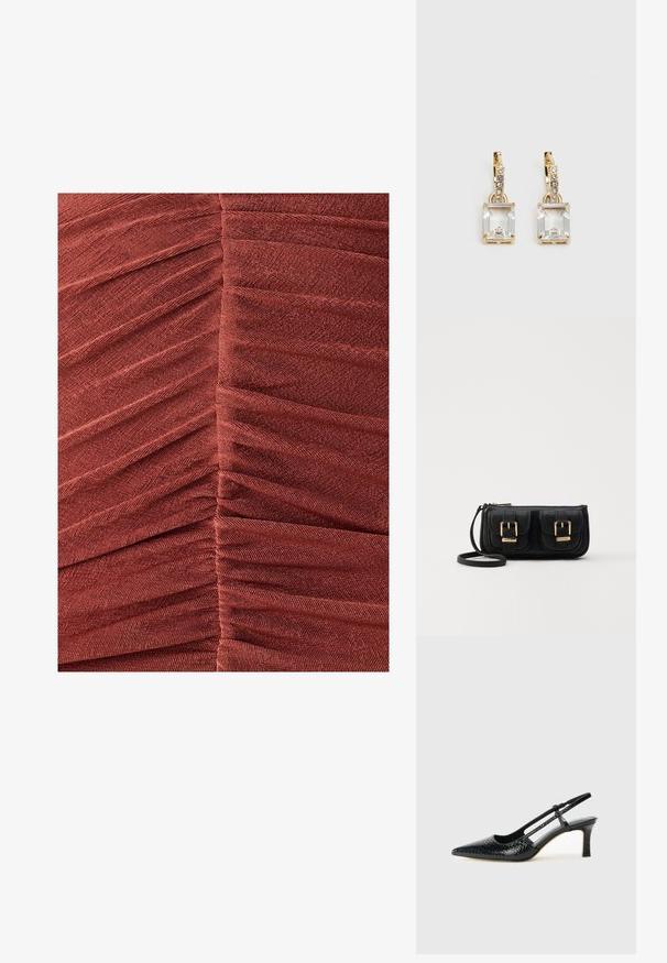 Rikkadest kangast kleit sügavas roostes värviks, millel on horisontaalsed voldid ja tekstuuriline viimistlus, rõhutades keha järgivat siluetti.; Mustmust paelad, millel on terav varvas, tekstuuriga maduprindiga, reguleeritav rihm ja lühike tekstuuriga plokknina.; Must küllastamata nahast õlakott, millel on kaks esist nähtavat taskut, kuldsed pandlad, tõmblukuga sulgemine ja peen rihm. Tekstuuriga pind ja kompaktne ristkülikukujuline kuju.; Kuldtooni kõrvarõngad, millel on ristkülikukujuline, selge kristall, mis ripub allapoole väikeste ümmarguste selgete aktsentide rida. Viimistletud, kaasaegne disain.