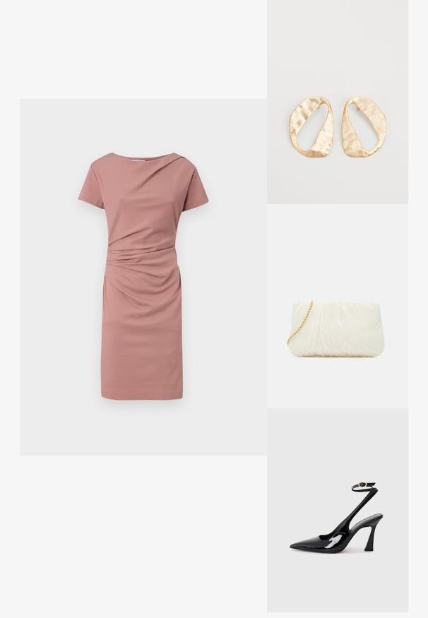 Kortärmad klänning i ljusrosa, med rundad halsringning, draperad frontdetalj och en smal passform som slutar ovanför knäet.; Svart patentläder slingback högklackade skor med spetsig tå, justerbar ankelsnodd och en måttlig blockklack. Slät yta med glansig finish.; Vit, strukturerad clutch-väska med ett samlat mönster, prydd med ett guldkedjesnor. Slät yta med subtila vågor och rundade kanter.; Ett par oregelbundna ovalformade örhängen i guldtonad metall med en strukturerad, något hamrad yta på en vit bakgrund.